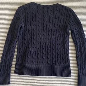 Ralph Lauren tröja😍 - Hej! Nu säljer jag en supersnygg stickad Ralph Lauren tröja för 300 kr! Storleken är : L(12-14 år). Tröjan är lite uttvättad men annars i väldigt bra skick💗