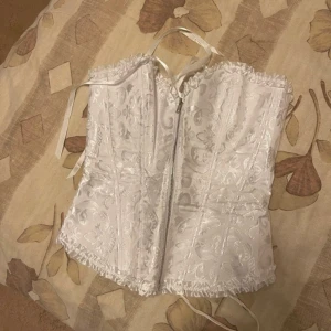 White corset - Toplady  - Jättefin Vit korsett från Toplady med dragkedja, nypris: 380 kr, använd ett fåtal gånger men i nyskick - pris kan dock diskuteras 