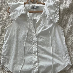 Vit blus - Säljer den här jätte fina blusen/toppen från zara pågrund av att jag inte får användning för den . Materialet är som en shorta.