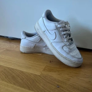 Airforce 1 - Användt skick  Fräscha inget som är trasigt  Saknar skosnöre på en sko