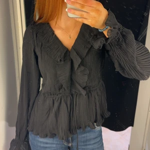 svart topp - super fin svart volang topp från vila🥰 Pris kan siskuteras vid snabbt köp!