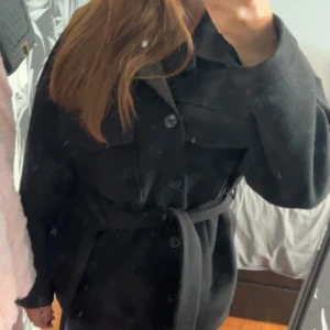 Gina kappa  - Säljer denna kappan ifrån Gina då jag inte gillar hur den sitter på mig 🤍Perfekt vår eller höst jacka 🍁 Köpt för 500 och inga defekter men den är lite lite nopprig men inget som syns! Tvättar såklart innan jag fraktar den 🤍