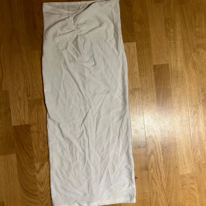 Fin kjol  - Fin kjol från nakd med detaljer 