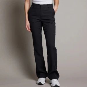 Kostymbyxa Vilma - Kostymbyxa från Bikbok i modellen Vilma. Helt nya och aldrig använda då jag fick två par i present. Köpta för 499 kr och säljer för 200. Pris går även att diskutera💕