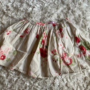 Blommig kjol från C.F.K. - Säljer en superfin blommig kjol från C.F.K. i storlek XS. Aldrig använt! 🌸