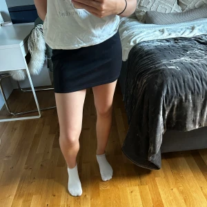 Kjol - Jättefin svart tight kjol från Cubus💞 passar superbra nu till hösten