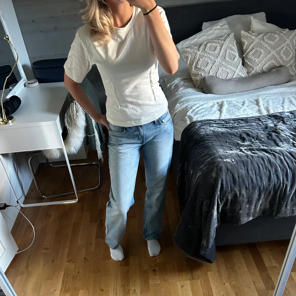 Supersnygga och så sköna lågmidjade jeans från Weekday i modellen arrow. I nyskick💕 midjan är 28 men är mindre i storleken, passar mig som annars har 26/27🥰. Jeans & Byxor.