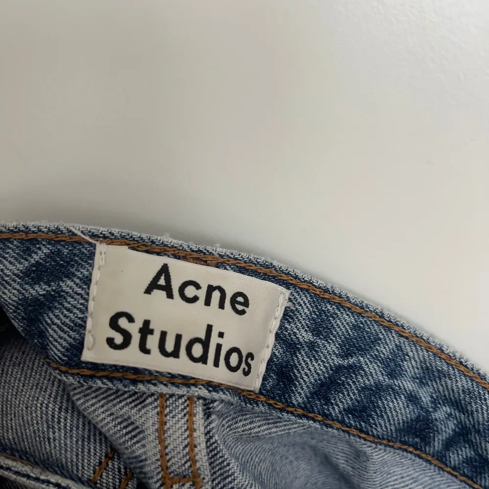 Acne jeans som är supersnygga men kommer ej till användning!! De är köpta secondhand men en lagning vid låren som inte syns på!!. Jeans & Byxor.