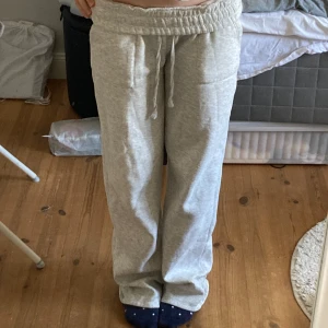 Grå mjukis byxor  - Säljer dessa ljusgrå mjukis byxor från lager 157. Använda flertal gånger, kontakta mig privat vid intresse eller frågor💓