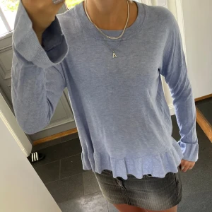 Blå stickad volangtröja - Blå/lila stickad volangtröja från MbyM i storlek S/M. Fint skick. Använd gärna köp nu!