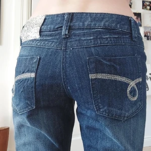 Lågmidjade jeans - Bra skick med lappen kvar! Köpta på plick men passade inte så som jag hade tänkt mig. Diamant som knapp.