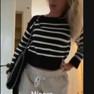 Svart och vit randig tröja - Säljer en snygg svart och vit randig tröja. Den är croppad och har långa ärmar. Perfekt för en casual look eller att matcha med ett par jeans. Tröjan är i bra skick och superbekväm att ha på sig. Passar perfekt för höst och vår!