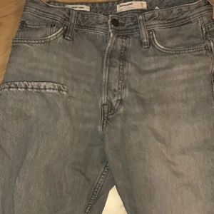 Jack & Jones Jeans - Bra skick, använd ett par gånger och de sitter loose.  Priset kan ändras!