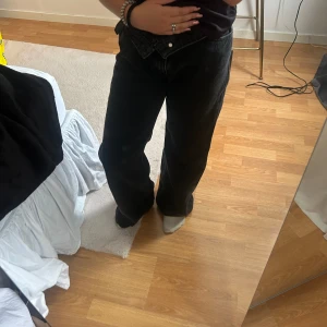 Jeans  - Monki jeans i storlek 32, snygga och breda!!