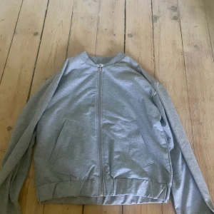 Grå jumper med kedja från lager 157 för 25kr - Grå jumper med kedja för 25 kr i storlek XXS, men passar även xs, knappt använd!!