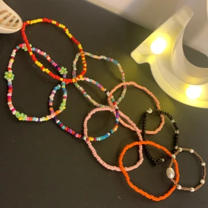 Färgglada pärlarmband - hej! säljer dessa armband i alla möjliga färger🌈säljer dom för de är inte riktigt min stil längre.💗 har köpt alla på olika marknader, säljer alla 9 st för 50kr+frakt och anars om du inte vill ha alla så 7kr st! pris kan diskuteras🤗 köpt är köpt. om du inte har betalat så är dom inte dina💗 svarar och postar så fort jag kan