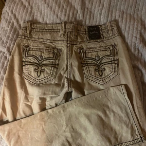 rock revival jeans - skick 9/10  mått  midja tvärs över: 50cm innerben: 83cm ytterben: 110 priset e inte fast!