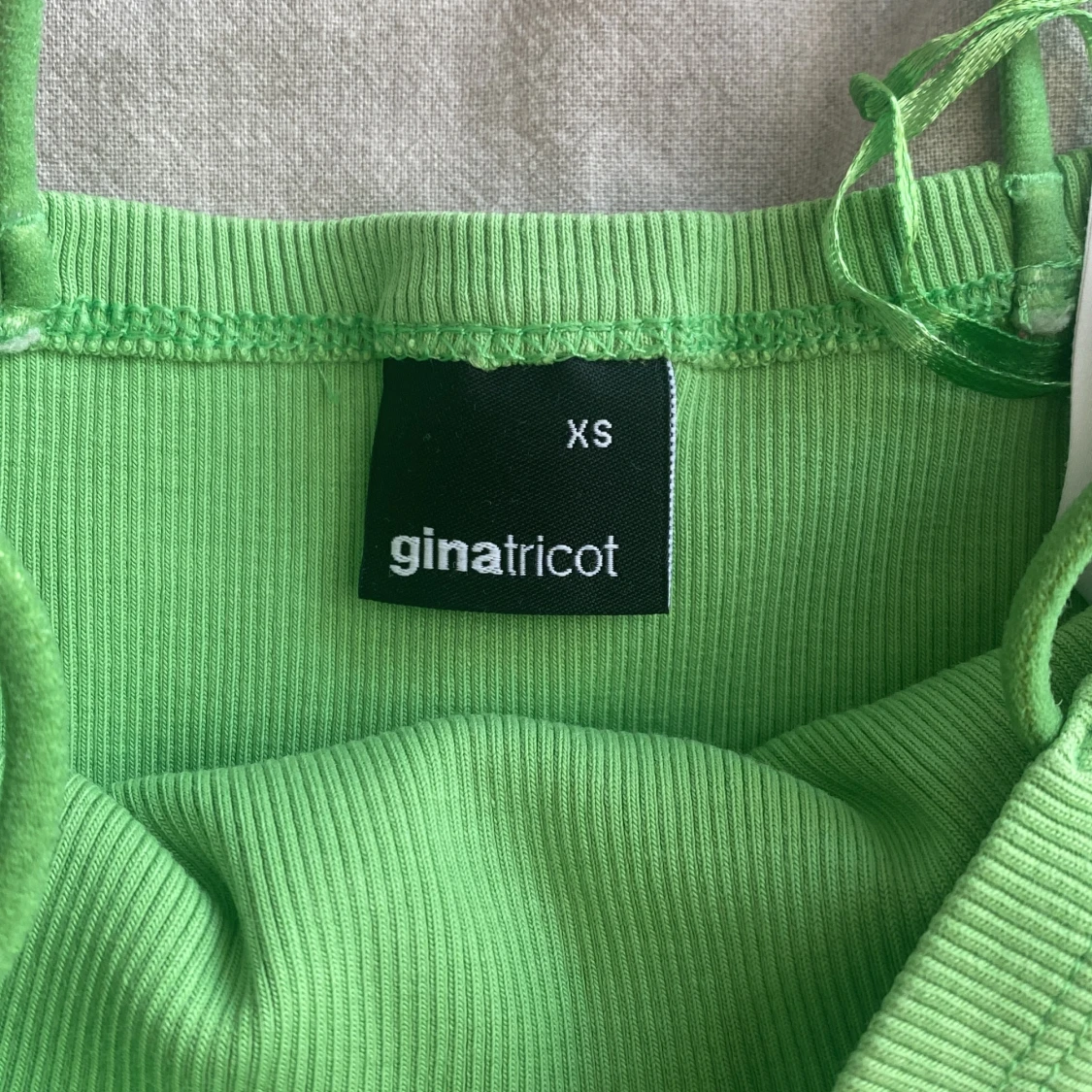 Grön ribbad linnetopp från Gina Tricot - 37