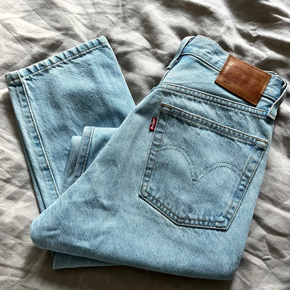 Superfina jeans från Levi’s i deras modell ”501”. Endast använda en gång då de tyvärr är för små, därför har jag inga bilder med jeansen på. Perfekt ljusblå färg😍. Jeans & Byxor.