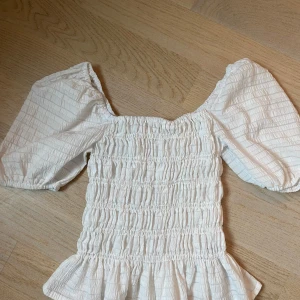 Blus Only - En jättegullig blus från Only som inte kommer till användning för min del då jag redan har många blusar💕använt en gång. Pris kan diskuteras 