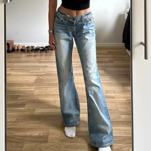 Lågmidjade jeans  - Jättefina jeans från guess! Har sytt in ett resor i midjan som går att ta bort, därav är midjemåttet mellan 76-91cm (uttöjda och ej). Innerbenslängd: 80cm. Jag är ca 169cm och brukar ha storlek 38 för referens. Skriv vid fler funderingar!🤩