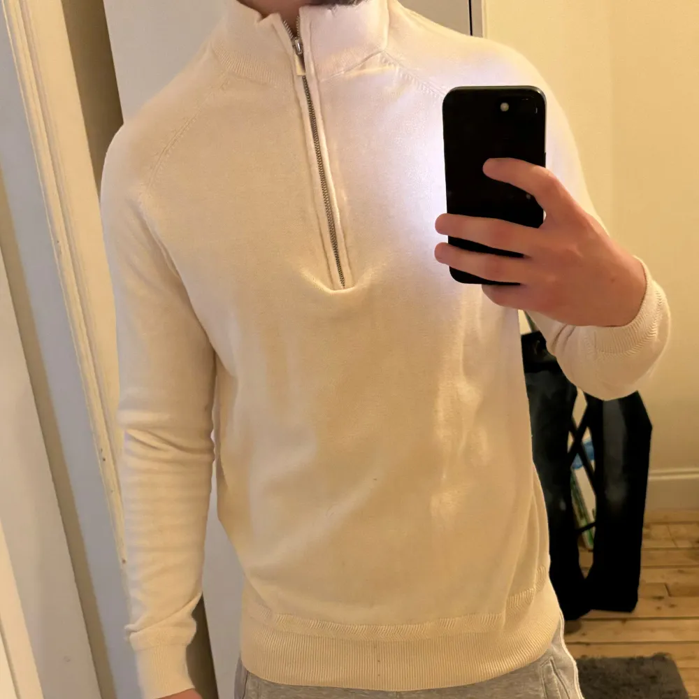 Snygg vit half zip som aldrig använts!! Nypris 869kr. Tröjor & Koftor.