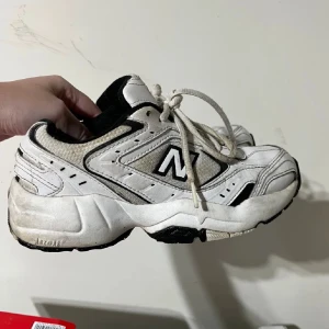 New balance skor  - Säljer dessa New Balance skor i strl 37,5. Skicket är helt okej går säkert att tvätta i tvättmaskinen. Tecken på användning finns 