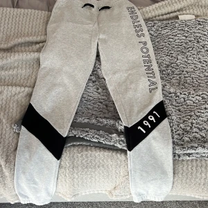 Ett par gråa mjukis byxor  - Är mjuka och storlek 170 