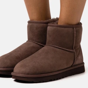 Bruna Uggs  - Säljer ett par jätte söta uggs💕 passar perfekt nu till höst o vintern, de är i använt skick då jag hade de förra vintern men de är inget som inte går att tvätta bort❤️❤️