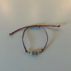 Armband  - Säljer detta armband med fina detaljer. 