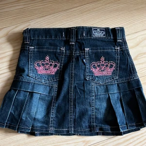 Rosa Victoria Beckham for rock & republic kjol - Size 116 (barn). I väldigt bra skick förutom några få stenar/kristaller som har trillat av. Fråga gärna För mått! Köpt på plick.