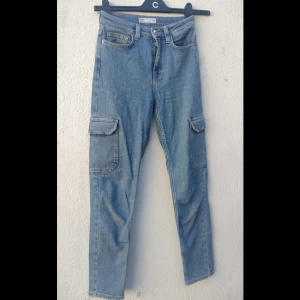 Cargo jeans från unqe denm  - Byxorna är inte så gammala och i bra skick. Säljer för att de blivit små. 