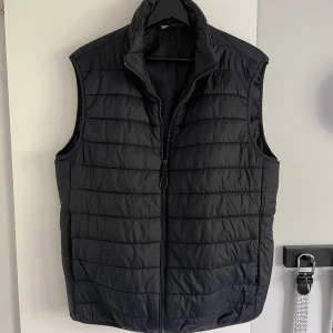 Zara Väst - Säljer denna snygga Zara Västen som är perfekt nu till hösten! Storlek M sitter lite mindre! Väldigt bra skick inga defekter! Skriv pm vid funderingar!