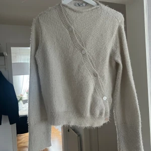 Stickad tröja Nakd  - En stickad tröja från nakd. Ljus Beige ish i färgen. Lite glittrig. Super snygg och skön. Använd men i gott skick passar xs-s. Gå gärna via köp nu