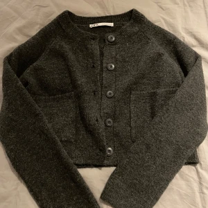 Stickad kofta - Säljer min stickade kofta eftersom jag inte använder den, har använt typ en gång, storlek xs normal i storlek.