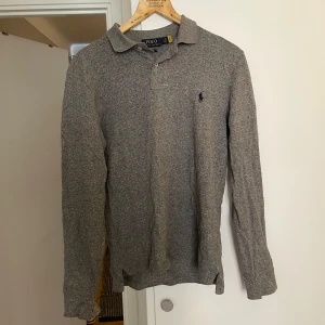 Ralph lauren långärmad piké - Säljer nu min polo Ralph lauren långärmad piké i storlek S och färg ljusgrå ny pris runt 1400 mitt pris 500
