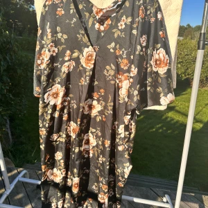 Blommig klänning - Blommig klänning i silkesmaterial japansk stil. 