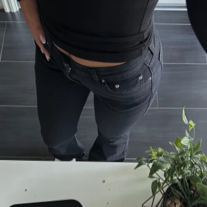 Bootcut jeans  -  Säljer ett par svarta bootcut jeans i storlek 34 från Gina Tricot. Har används endast en gång.💗