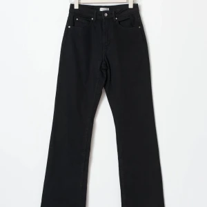 Svarta bootcut jeans - Säljer ett par svarta bootcut jeans i mycket bra skick. Säljer då de inte kommer till användning eftersom de tyvärr är för korta för mig💘