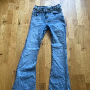 Blå bootcut jeans - Säljer ett par snygga ljusblå bootcut jeans från Gina tricot. De är i nyskick och i storlek 34! På hemsidan står det att dem har låg midja men personligen tycker jag att det är medelhög midja 💓