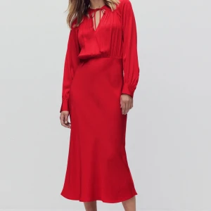 Röd klänning STOCKHOLM MQ - Superfin klänning som sålde slut på nolltid. Använd vid ett tillfälle, pris kan diskuteras! Nypris 799