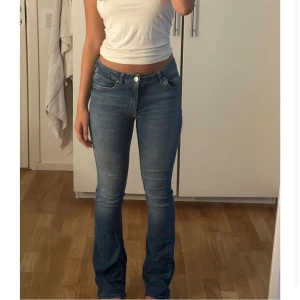 Mid/Low waist flared leg jeans - Bootcut/flared leg jeans från Only  Välanvända   Jeansen har skrapats upp i hälarna vilket redovisas i bilderna  På insidan av jeansen finns det även en smutsfläck. Men den syns inte på utsidan av jeansen  Utöver det är jeansen i väldigt bra skick   