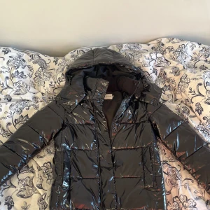 Calvin Klein jacka  - Dunjacka från Calvin Klein i storlek S. I bra skick inga hål eller fläckar 