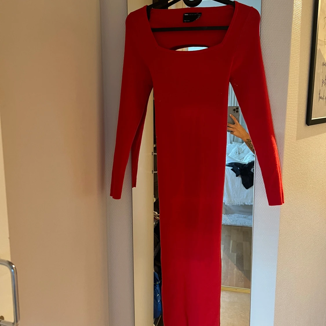 Röd långklänning med öppen rygg