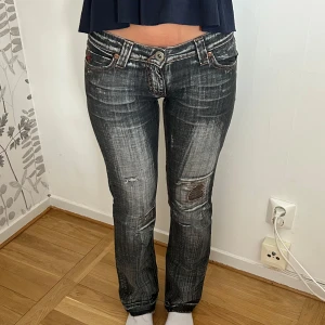 Lågmidjade bootcut jeans - Lågmidjade bootcut River island jeans  Midjemått : 40x2 cm Innebenslängd : 80cm