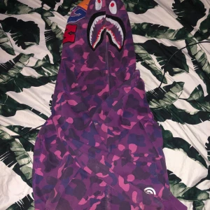 Bape zip-up  hoodie  - Ganska sliten, dragkedjan är trasig det går inte att dra ner hela vägen.  