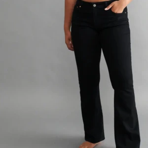 Svarta bootcut jeans från Perfect Jeans - Säljer ett par svarta bootcut jeans från Perfect Jeans i storlek 34 från Gina Tricot. De är lågmidjade  och har en snygg passform som sitter tight upptill och blir vidare ner till, använda ett fåtal gånger ❣️