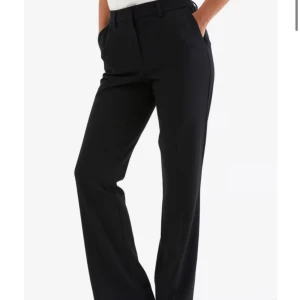 svarta kostymbyxor - säljer mina svarta kostymbyxor då dom är för stora! bara använda två gånger, helt som nya. skriv för bilder på hur dom ser ut på 💕 köparen står för frakten 