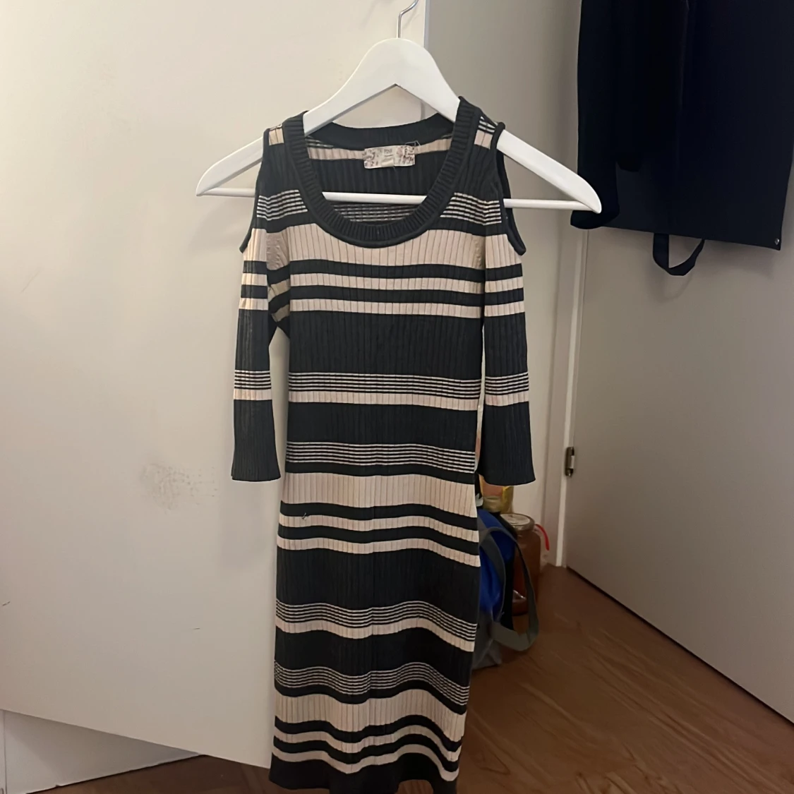 Randig klänning med cut-out axlar