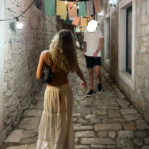 Långkjol med spets detaljer och resår midja - Säljer min jättefina långkjol med spets detaljer!💕Köptes på HM men är nu slutsåld. Tyvärr är den lite för kort för mig så jag har bara använt den någon gång. Skicka privat för mer bilder eller andra frågor❣️